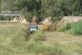 El Ayuntamiento limpia de maleza la rambla Benipila