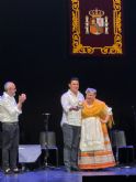El alcalde, Jos� Miguel Luengo recibe la 'Postiza de Oro' del grupo de Coros y Danzas Mar Menor