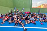 La escuela municipal de tenis sigue con las clases este verano en Cala Flores