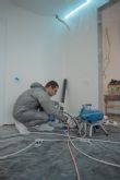 Los edificios antiguos y las comunidades de vecinos marcan el ritmo de la pintura de pisos en Madrid