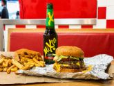 Five Guys Espana incorpora Mixta en todos sus restaurantes y anade as� una cerveza nacional a su oferta