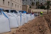 El Ayuntamiento de Cartagena resiembra el c�sped del talud junto al monumento a la Patrulla �guila