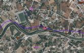 Servicios de emergencia rescatan, atienden y trasladan a un hombre que ha ca�do al r�o Segura en Molina de Segura