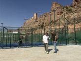 El Ayuntamiento renueva el c�sped artificial de las pistas de p�del del polideportivo El Pra�co