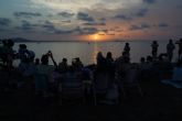Cartagena disfruta del eclipse solar con amigos y en familia en una jornada marcada por la normalidad