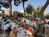 El desayuno ingl�s de las fiestas de Roda vuelve a congregar a m�s de 400 personas en la pinada