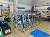 Deportes mejora el equipamiento de la piscina cubierta con cinco nuevas bicicletas acu�ticas