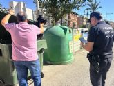 La Policía Local realiza 11 denuncias desde que se inició la campaña de control sobre los horarios y lugares para el depósito de basuras, enseres y escombros La Policía Local realiza 11 denuncias desde que se inició la campaña de control sobre los horarios y lugares para el depósito de basuras, enseres y escombros