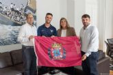 El pescador cartagenero Juan Carmona visita el Ayuntamiento