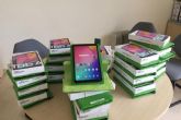 La concejala de Educacin empieza a repartir tablets para que alumnos vulnerables puedan acceder a sus clases telemticas