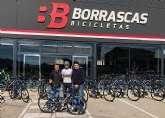 Berria y Borrascas entregan a Alejandro Valverde las bicicletas de Valverde Team-Terra Fecundis