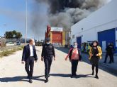 El Ayuntamiento de Molina de Segura moviliza los recursos municipales para prevenir posibles efectos del incendio declarado hoy viernes en una antigua nave industrial en el polígono La Polvorista