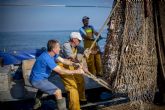 Cerca de 100 pescadores murcianos recogen 7.860 kilos de basura marina en 2024