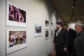 López Miras inaugura la exposición que recuerda en 90 fotografías los momentos más destacables de 2025