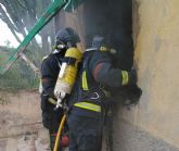 Bomberos de Cartagena sofocan el incendio de un garaje en Galifa