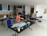La artista polaca Ewa Blaut imparte un taller a alumnos de diferentes nacionalidades en San Pedro del Pinatar