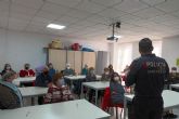 La Escuela de Seguridad Pública imparte una charla sobre seguridad para mayores en la Cruz Roja