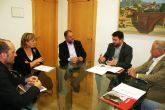 Autoridades municipales se reúnen con los responsables de la compañía promotora del proyecto fotovoltaico de Totana