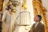 El alcalde de Lorca entrega al Paso Azul la imagen del Sagrado Coraz�n de Jes�s tras ser restaurada en los talleres municipales