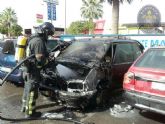 Bomberos y Policia Local intervienen en el incendio de varios turismos en el parking de un hotel de Los Dolores