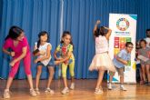 Actuaciones y bailes en la clausura de la V Escuela Abierta de Verano ConVive en tu barrio: abierto por vacaciones