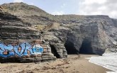 El Ayuntamiento denunciar ante la Fiscala la pintada en las rocas del Parque Regional de Calblanque