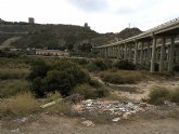 Escombreras ilegales colonizan la ribera del Guadalentn en todo el tramo de la va Augusta