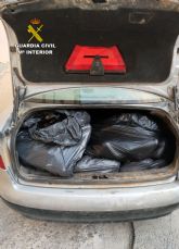 La Guardia Civil sorprende a dos personas en Cieza con 400 kilos de melocotones en el maletero