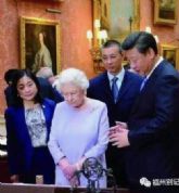 El empresario murciano de la firma Davidwine muestra la Regin al intrprete chino de la reina de Inglaterra
