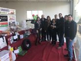 El Área Comercial Carretera de Águilas entrega a una lorquina una 'Cesta de Reyes' compuesta por más de 35 productos donados por comerciantes de esta zona