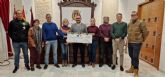 El Ayuntamiento entrega a la Asociacin de Fibromialgia de Lorca, a travs del #RetoYoSiPuedo, un cheque con los 6.210 euros recaudados en la IX Carrera San Silvestre