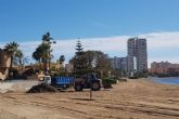 Litoral contina con la limpieza y mantenimiento de arenales del Mar Menor retirando biomasa