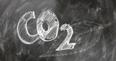 ¿Cuál es el impacto de la cancelación de vuelos de corta duración en las emisiones de CO2 y la conectividad internacional?