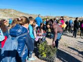 Alumnos del CEIP San Fernando participan en la plantación de un centenar de árboles en elbarrio de San Antonio