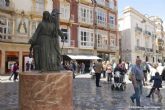 El monumento al procesionista vuelve a la plaza de San Sebastin protegido con una peana