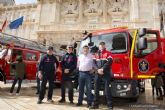 Los bomberos de Cartagena exhibieron este domingo sus vehiculos en la Plaza del Ayuntamiento