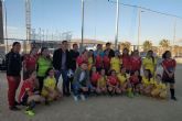 Los jugadores del F.C. Cartagena visitan la barriada Villalba y su equipo de fútbol