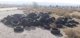 La Policía Local de Lorca investiga un vertido ilegal de neumáticos en la rambla del Polígono industrial de La Hoya