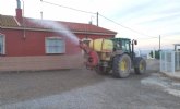 Agricultores voluntarios realizan durante los ltimos das labores de desinfeccin en las zonas ms concurridas de El Paretn-Cantareros y El Raiguero