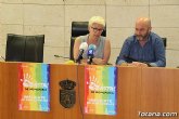Promueven una campaña en establecimientos comerciales y hosteleros mediante el reparto de cartelera con motivo del Da contra la LGTBIfobia, que se celebra el 17 de mayo