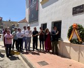 Una corona de laurel recuerda a Miguel Ángel Blanco en la avenida que lleva su nombre en San Javier