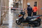 Bomberos retiran cascotes caídos de un edificio en la calle Bodegones