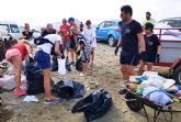 Medio centenar de voluntarios recogen 1.000 kilos de residuos en La Manga con el reto Pijo Playas Limpias