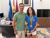 El alcalde de �guilas recibe a la joven deportista Julia Garc�a Cazorla tras una temporada llena de �xitos