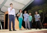 Los vecinos de Los Dolores celebraron la nueva imagen de la Plaza de la Virgen con una fiesta