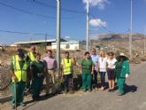 Una decena de peones agrcolas sacados del paro por el Ayuntamiento de Lorca limpian los cauces urbanos de tres ramblas en el ltimo mes