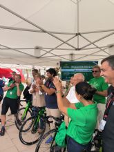 La bicicleta solidaria de Caja Rural - Seguros RGA y CRC recauda 4.000&euro; en la vuelta ciclista que destinar�n a asociaciones murcianas