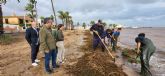 El Gobierno regional despliega casi un centenar efectivos para reforzar la retirada de biomasa en el Mar Menor tras la dana 'Alice'