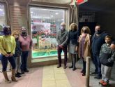 Los comercios de Santiago el Mayor exhiben en sus escaparates el Beln de la Familia Muelas Ruiz