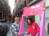El Ayuntamiento anima a los murcianos a comprar en el comercio minorista con el reparto de golosinas en forma de corazn